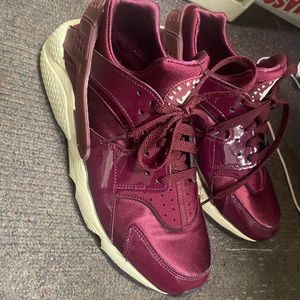 Womens maroon nike huaraches